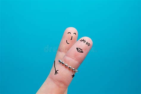 Couples Heureux Deux Doigts Dans L Amour Avec Le Smiley Peint Image Stock Image Du Concept