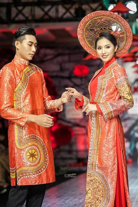 Check out our ao dai cuoi selection for the very best in unique or custom, handmade pieces from our dresses shops. Áo dài cưới màu đỏ vẽ trống đồng cách điệu - Hoài Giang shop