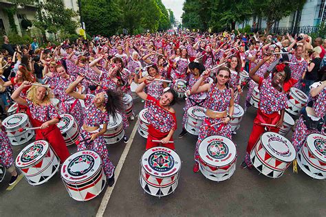 Famous for its football (soccer) tradition and its annual carnaval in rio de janeiro, salvador, recife and olinda. Batucada Brasil - Sésame Spectacle