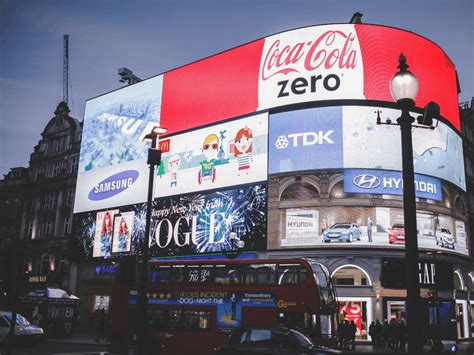 what is billboard advertising [complete guide] 2023