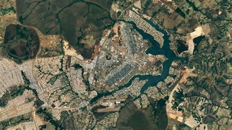 Let's see satellite pictures of houses if those whole earth pictures don't give you enough detail, let's zoom in, and see some pictures of houses from all you need is a web browser and a connection to the internet. Google updates Maps and Earth apps with super sharp ...