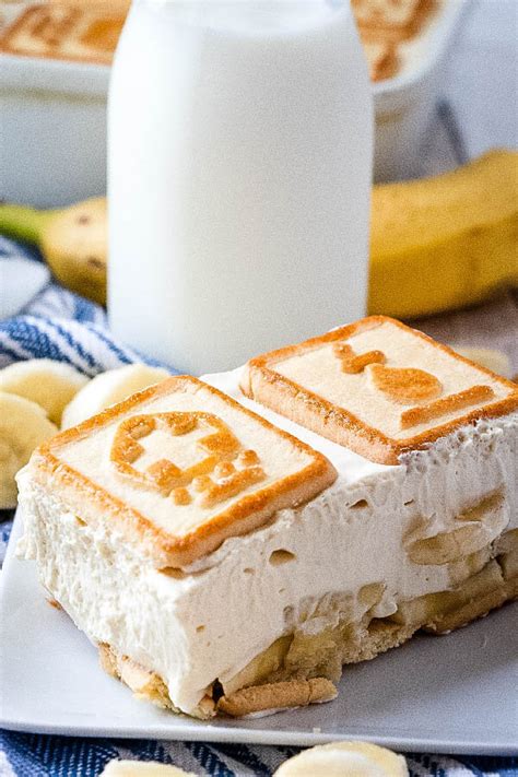Layers of cookies, banana, and creamy vanilla pudding! Paula Deen's Banana Pudding - Love Bakes Good Cakes