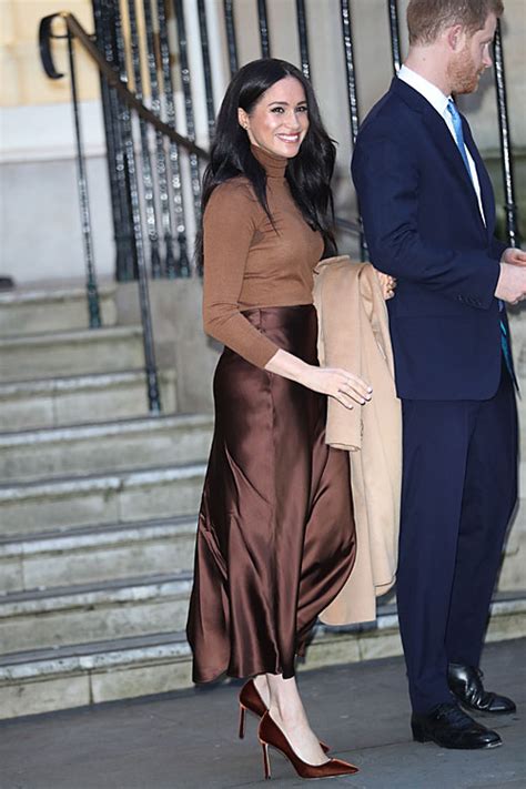 Çiftin çocuk beklediği haberi sonrası buckingham sarayı, tüm kraliyet ailesi üyelerinin iyi dileklerini sunduğu ifadesini içeren bir mesaj yayınladı. الجيبة الساتان مش بس للصيف.. اعرفى إزاى تلبسيها فى الشتا ...