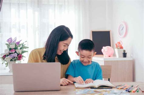 Untuk menghasilkan tagline, kita harus menggabungkan unsur selera pasar dengan keunikan produk, dan pencarian tagline itu butuh waktu yang sangat lama, lho! Website & Aplikasi Edukatif untuk Anak Belajar Menulis Huruf