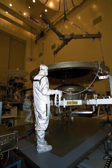 Image sonde-cassini-5 : The forward shield is installed on the Titan/Cassini probe ...