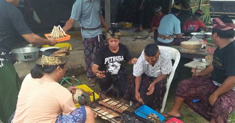 Contoh preposition of agent or instrument (by, with, without) contoh kata depan bahasa inggris dasar lainnya (of dan to) Rame Ing Gawe Sepi Ing Pamrih | Sejarah Hari Raya ...