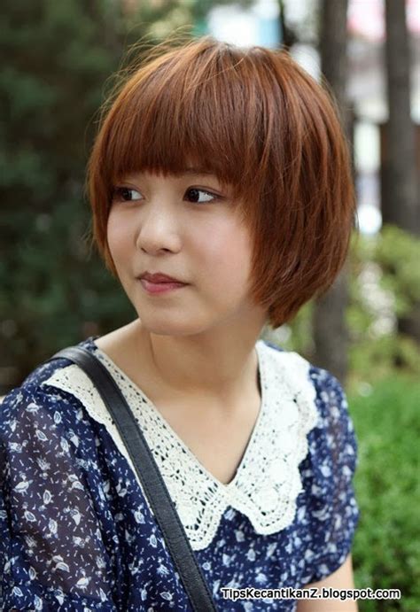 Potongan rambut pendek wanita legendaris ini selalu terlihat trendy sekalipun banyak sekali potongan rambut baru. Gaya rambut wanita Korea 2014