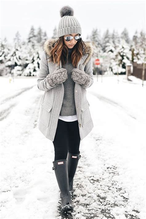 Poison ivy's cold weather look is practical as heck. 5 Stylish Snow Outfit Ideas | Snow outfit, Black rain ...