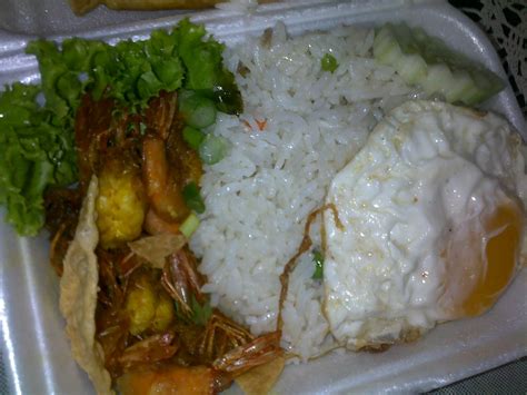 Ambil selembar daun pisang, beri nasi, letakkan tumisan ayam di tengahnya. Dunia Baru: Tapau 2 Bungkus Nasi Goreng NenaS