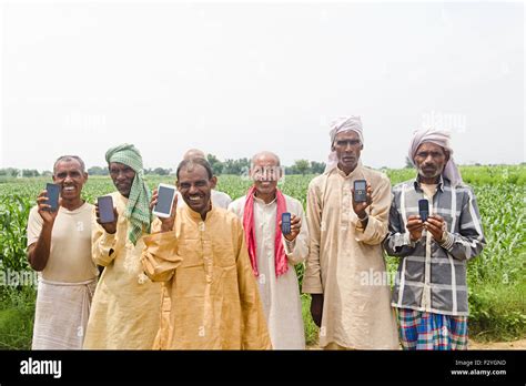 Indian Group Crowds Rural Farmer Farm Mobile Phone Quality Showing