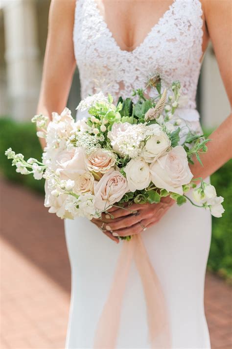 Some websites or planners might suggest devoting a particular percentage of your total wedding budget to your flowers. Here's How Much to Budget For Wedding Flowers - Burgh ...
