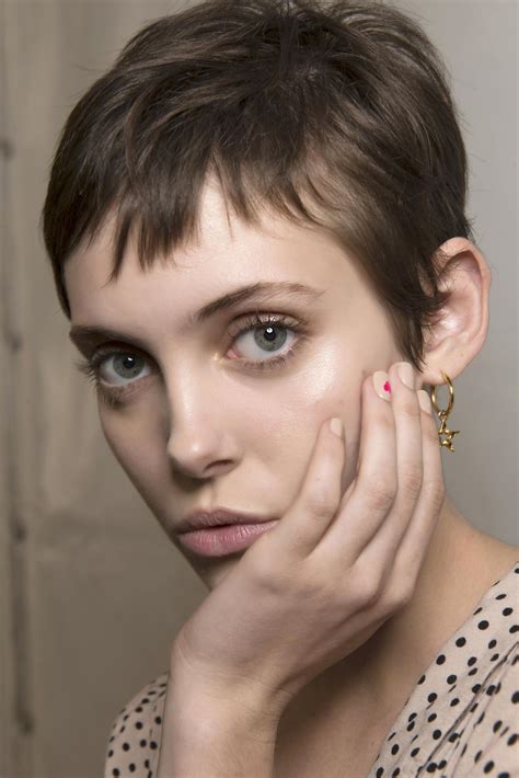 À mesure que la nouvelle saison est arrivée, il est temps que nous trouvions des nouvelles idées de coiffures. Quelle coupe adopter quand on a les cheveux fins ...