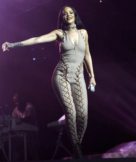 Rihanna Performs At Her Anti World Tour In Brooklyn Rihanna In