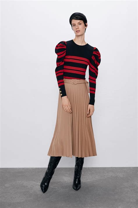 Marca referência no brasil e no mundo quando o assunto é moda e acessórios, a zara brasil possui as mais diversas peças de vestuário, atendendo ao público masculino, feminino até a coleção kids, elaborada especialmente para as crianças. SUÉTER DE TRICÔ LISTRADO | ZARA Brasil em 2020 | Malha ...