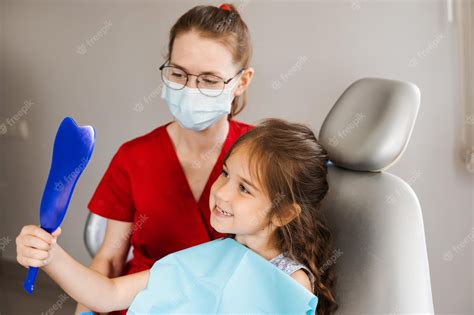 Odontología Infantil Dentista Y Paciente Infantil Consulta Con Dentista