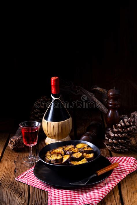 Un Melitzanes Tiganites Berenjenas Fritas En El Estilo Griego Foto De Archivo Imagen De