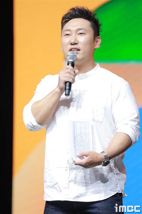 그 뒤 빚투 운동으로 인해 2019년 6월 27일에 강현석 前 매니저가 퇴사하면서 이승윤 본인도. 포토 이승윤, "믿기지 않으시겠지만 쇼케이스 MC가 접니다" | MBC ...