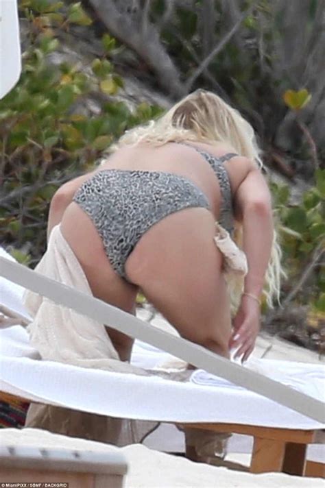Er wirft sich so oft er nur kann in pose, flirtet ein mädel nach dem anderen. Jessica Simpson flaunts body in leopard print bikini on ...