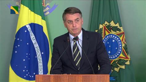 bolsonaro assina decreto que facilita posse de armas no brasil revista facebrasil