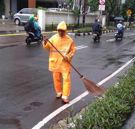 Mengapa Pakaian Petugas Kebersihan Di Jalan Warnanya Mencolok Umum