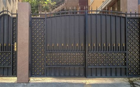According to the psychology of color, your driveway gate is either saying no tresspassing or welcome. Entrance Gate Gate Color Ideas / 7 Best Door Colour Combination Ideas Kansai Nerolac - The ...