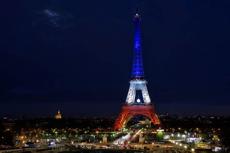 Drapeau tour eiffel 8 juin. TourEiffel BleuBlancRouge (pixinn.net) - Tour Eiffel ...