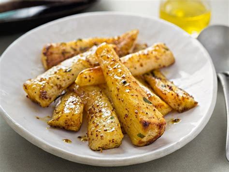 Généralement, les carottes et les navets sont coupés en tronçons et les patates, cuites entières, sont de petit calibre, de même que les oignons. Poêlée de panais | Recette | Frites de panais, Recette ...