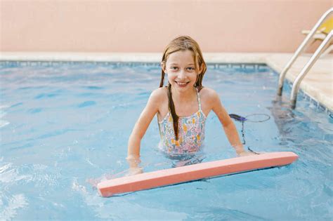 Lächelndes Mädchen Mit Schwimmflügel Im Pool Lizenzfreies Stockfoto