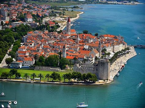 Verschillende periodes in de geschiedenis hebben hun sporen achtergelaten. Apartments and mobile homes in Trogir near beach in ...