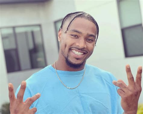 Jonathan Owens Net Worth 2024 Income Salary Career Wife