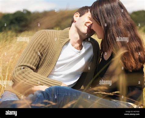 Pareja besándose en campo Foto Imagen De Stock Alamy