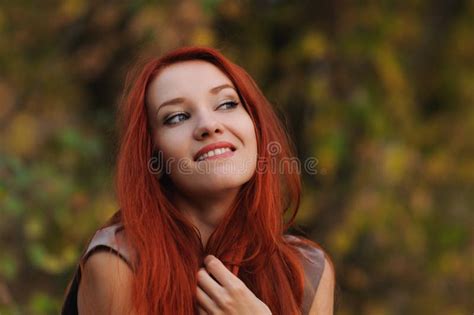 Al Aire Libre Retrato De La Mujer Joven Hermosa Con El Pelo Rojo Imagen
