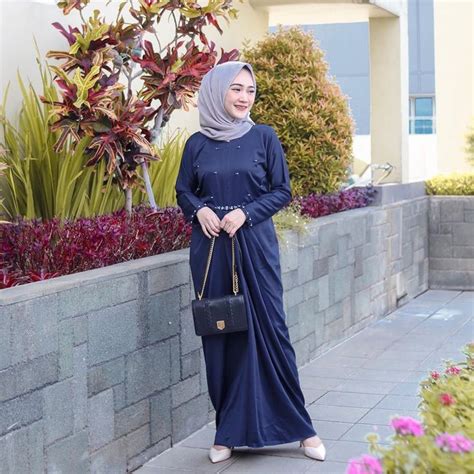 Rekomendasi perpaduan atau kombinasi warna yang cocok untuk desain dan warna pakaian. Baju Gamis Navy Cocok Dengan Jilbab Warna Apa - Hijab Muslimah