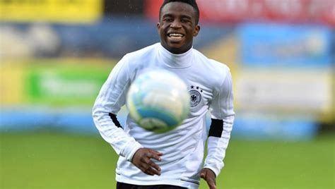 Pauli in 2016 and made his debut for dortmund's u17 side when he was 12. Bundesliga: Moukoko, de 14 años, marca seis goles en su ...