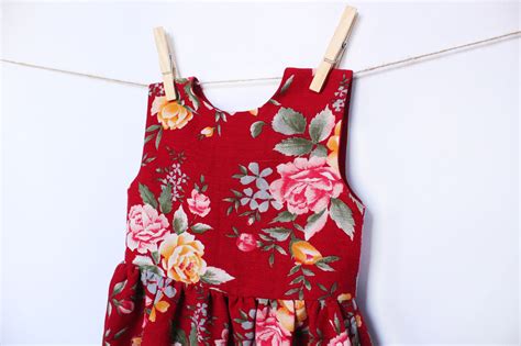 Linen Dress Made With Floral Print Featuring A Classic Bodice With