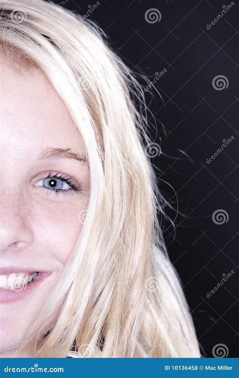 Van De Tiener Blonde Van Het Meisje Helft Van Een Gezicht Stock Foto Image Of Ruimte Zwart