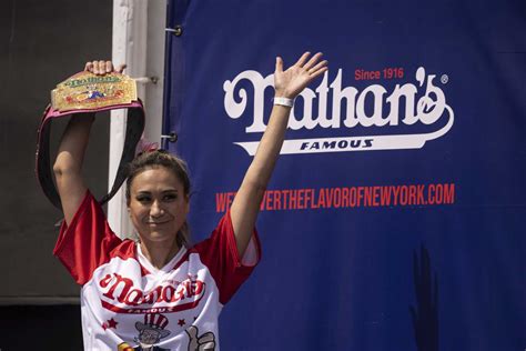 Former Ct Resident Wins Womens Nathans Hot Dog Eating Contest