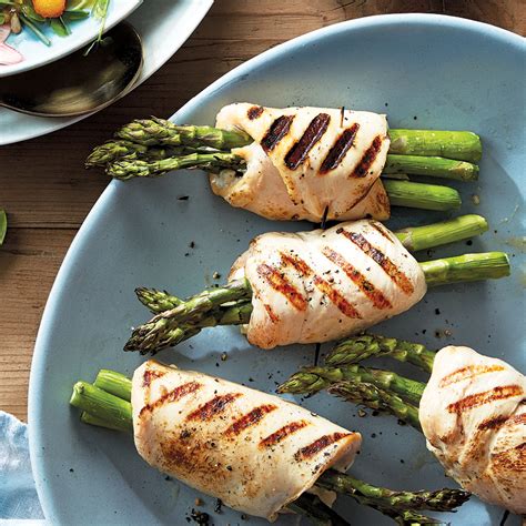 Tender, juicy, easy to make chicken breast seasoned with garlic powder, paprika, and italian seasoning mix. Grilled asparagus-stuffed chicken breast | Chatelaine