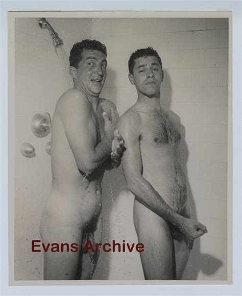 Uno scatto che ritrae Dean Martin nudo sotto la doccia è stato venduto su eBay per quasi