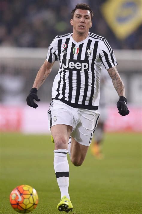 İkinci yarının başında iki takım da karşılıklı ataklar geliştirdi. Juventus-Inter | MARIO MANDZUKIC | Pinterest