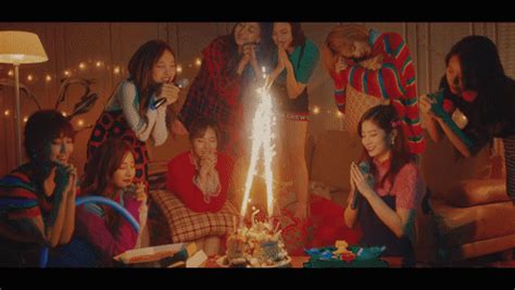 Maenyeon shibiweol dallyeogeul neomgil ttaemada shijakdweneun geu al su eomneun heojeonameun moreun. Merry and Happy | Twice Wiki | Fandom