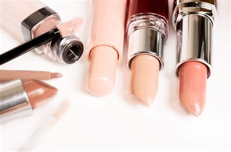 Biar Gak Kelihatan Pucat Terapkan 6 Aturan Pakai Lipstik Nude Ini