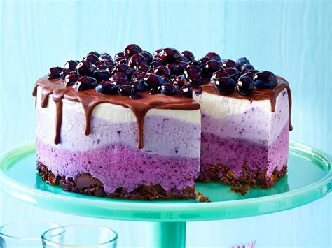 Dies ist ein kuchen aus eckigen butterkeksen, die zusammen mit einer schokomasse gestapelt werden. Kuchen ohne Backen - echte Kühlschrankkuchen | Eistorte ...