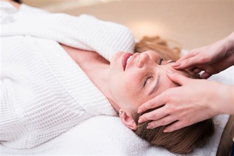 Free Photo Woman Getting Head Massage At Spa