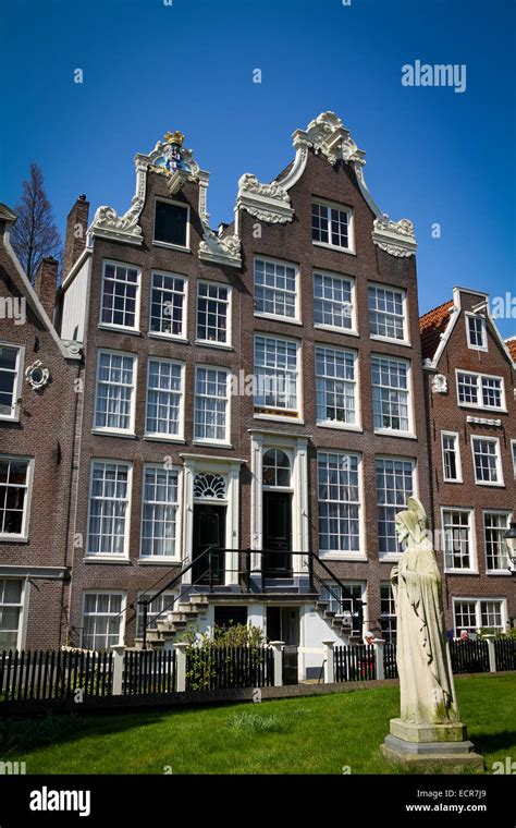 The Begijnhof Courtyard In The Centre Of Amsterdam Stock Photo Alamy