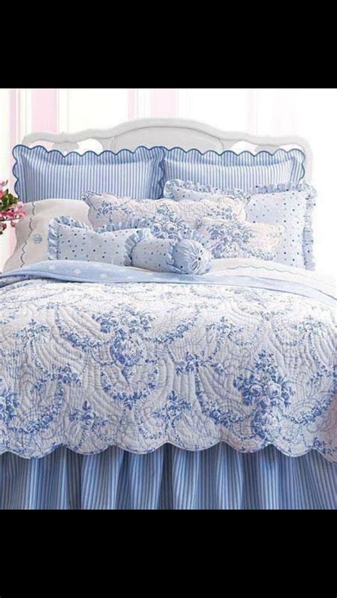 beautiful blue quilt blue  white bedding shabby chic bedrooms