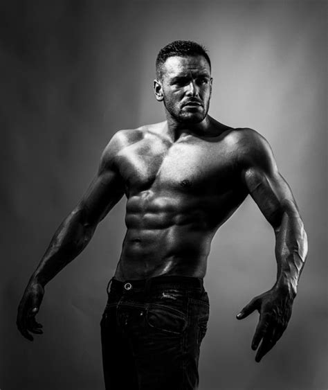 homem sexy com corpo musculoso e torso nu luz neon azul foto premium