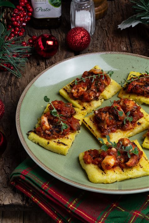 La polenta rifatta in padella è un primo piatto povero che però ha il pregio di soddisfare il palato e dieci minuti, basta avere la polenta avanzata preparata precedentemente, un po' di pane e formaggi. POLENTA GRIGLIATA CON POLPO IN UMIDO - Tacchi e Pentole®