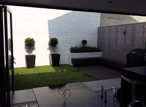 Think vertical tall climbing ivy or foliage options on enclosing walls will. Small Garden Design in Putney London - London Garden Blog