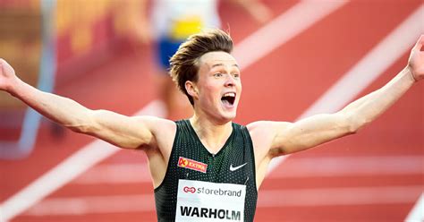 Han innehar verdensrekorden på 400 m. Gull-vinneren Karsten Warholm viser frem kjæresten